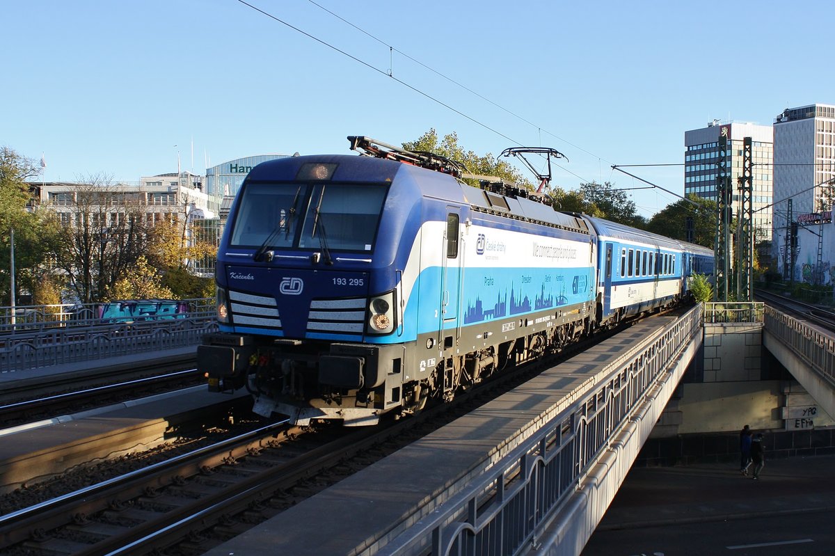 193 295 erreicht am 3.11.2018 mit dem EC176 von Praha hl.n. nach Hamburg-Altona den Bahnhof Hamburg Dammtor.