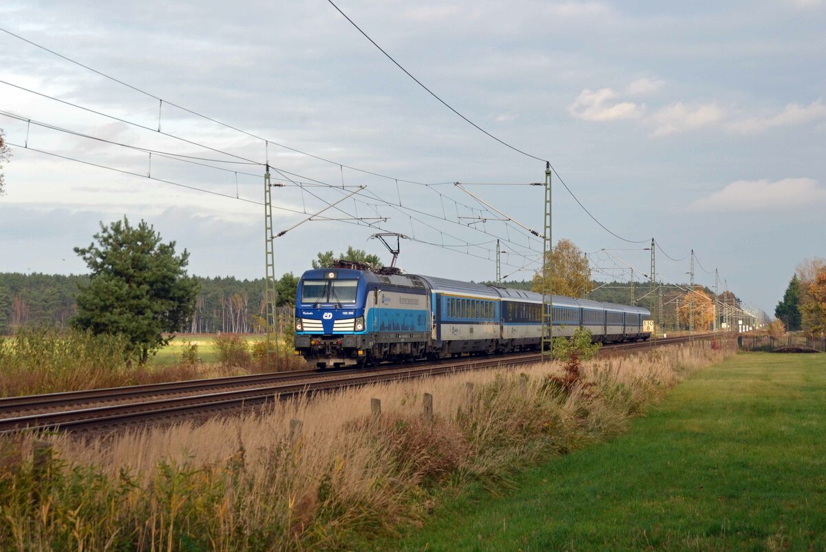 193 295 führte am 06.11.21 den umgeleiteten EC 175 nach Prag durch Radis Richtung Leipzig.