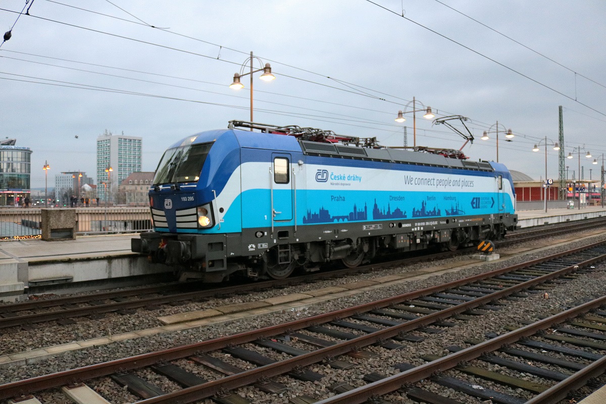 193 295 (Siemens Vectron) der České dráhy rangiert im Bereich des Dresdner Hbf und kuppelt gleich an EC 175 (Linie 27) von Berlin Hbf (tief) nach Praha hl.n. an. [16.12.2017 | 15:12 Uhr]