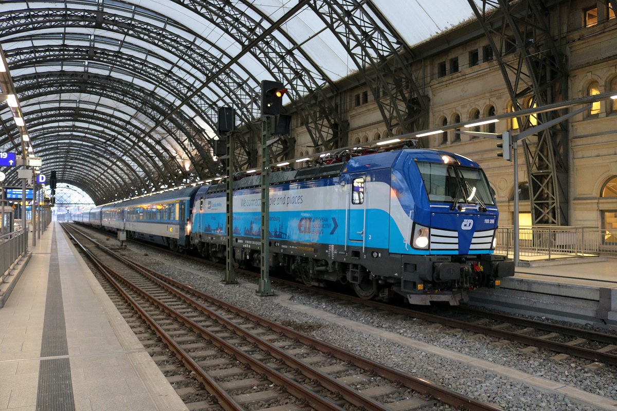 193 295 (Siemens Vectron) der České dráhy als EC 175 (Linie 27) von Berlin Hbf (tief) nach Praha hl.n. steht in Dresden Hbf auf Gleis 3. [16.12.2017 | 15:14 Uhr]