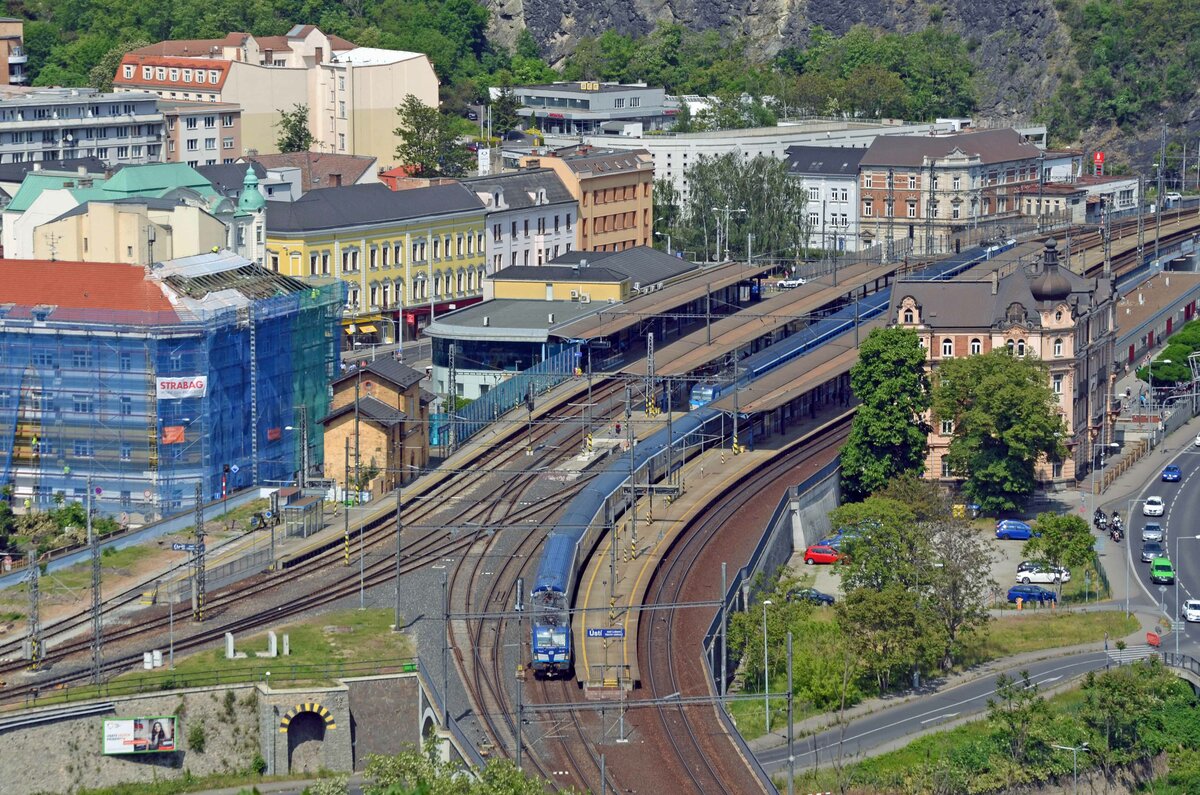 193 295 verlässt mit dem EC 379 Usti nad Labem in Richtung Prag. Im Hintergrund wartet 193 690 mit dem R 610 auf die Ausfahrt nach Cheb. Fotografiert am 27.05.23 von der Vetruse aus.