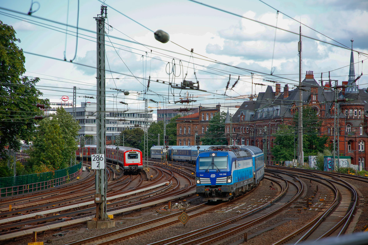 193 296  Maxl  mit EC und S-Bahn Hamburg bei der Einfahrt in Hamburg Hbf, am 13.08.2019.
