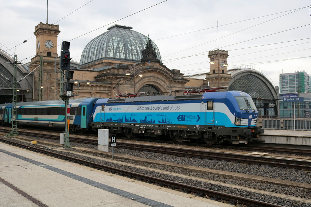 193 296 (Siemens Vectron) der České dráhy als EC 173 (Linie 27) von Hamburg-Altona nach Budapest-Nyugati pu. steht in Dresden Hbf auf Gleis 3. [16.12.2017 | 11:21 Uhr]
