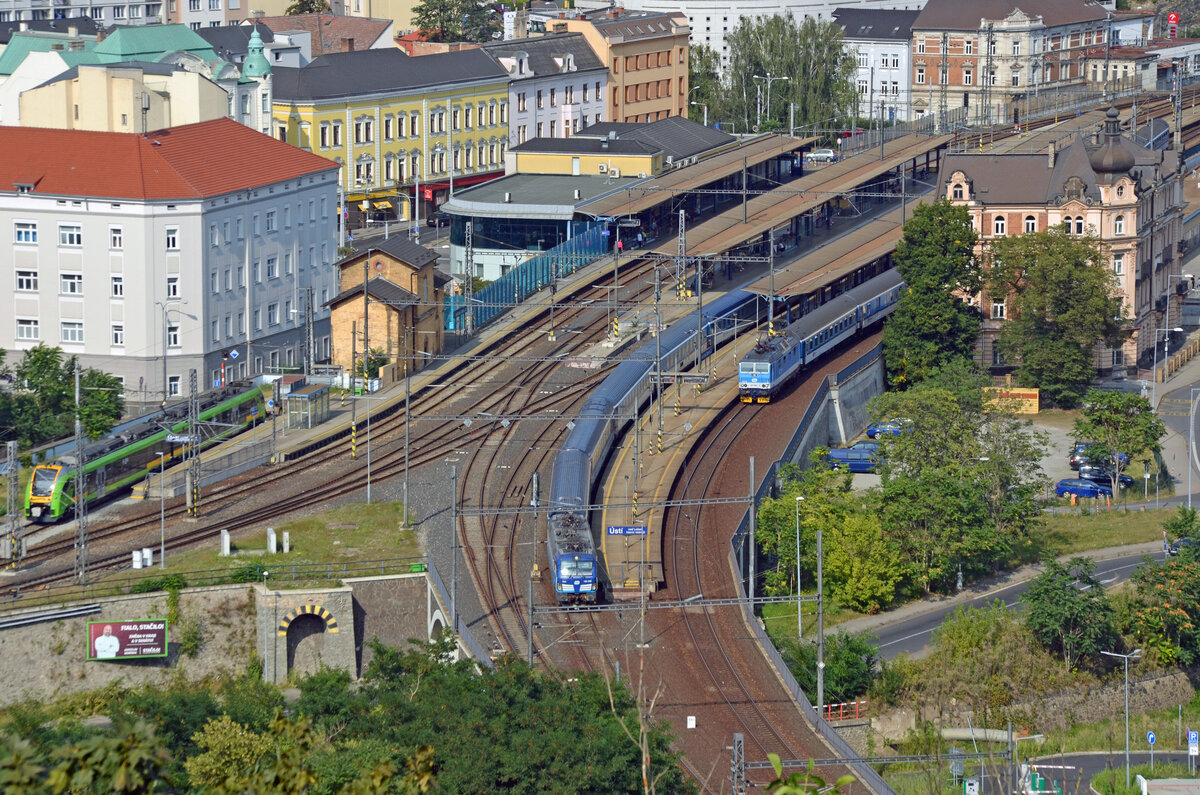 193 296 verlässt mit dem verspäteten EC 379 nach Prag am 31.08.24 Usti hl.n. Beobachtet wurde die Ausfahrt von der Vetruse. 