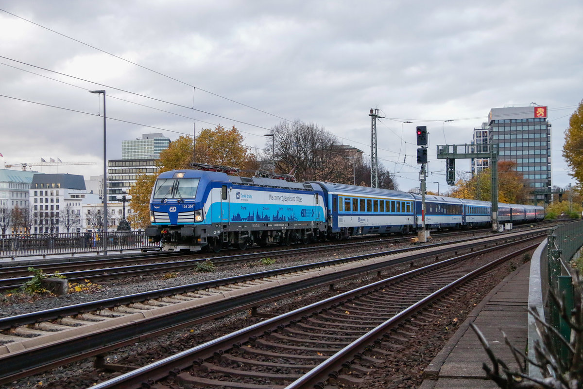 193 297 CD Vectron mit EC auf der Kennedybrücke in Hamburg, am 11.11.2018.