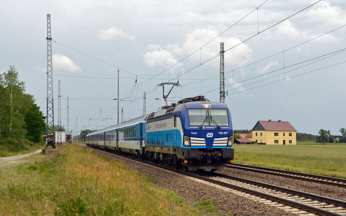 193 297 sepplte mit dem EC 174 durch Saxdorf Richtung Falkenberg(E).