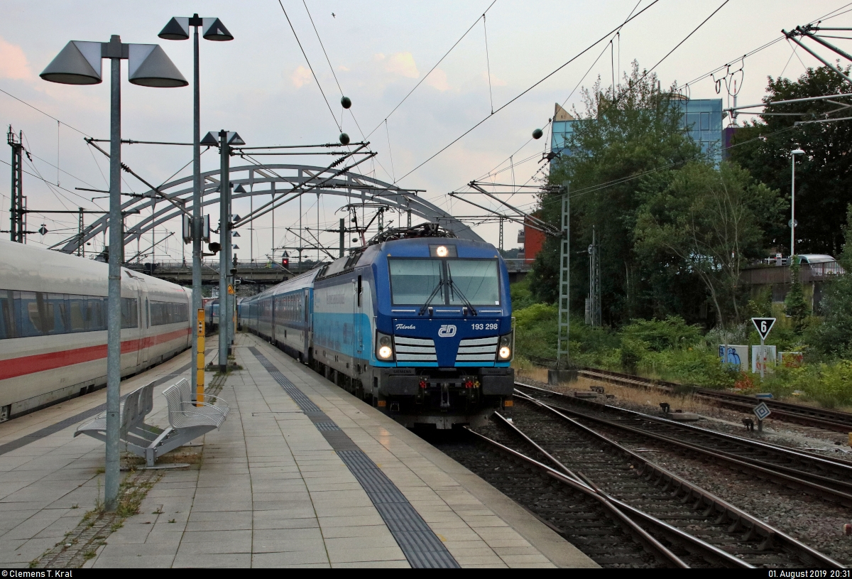 193 298-7  Fidorka  (Siemens Vectron) der ELL Austria GmbH (European Locomotive Leasing), vermietet an die České dráhy, a.s. (ČD) als verspäteter EC 378  Berliner  (Linie 27) von Bad Schandau erreicht den Endbahnhof Kiel Hbf abweichend auf Gleis 4.
[1.8.2019 | 20:31 Uhr]