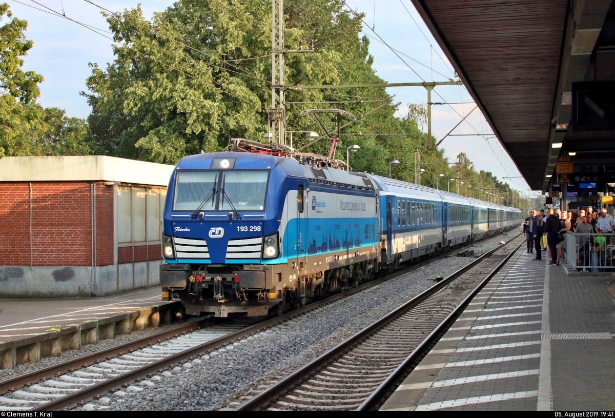 193 298-7  Fidorka  (Siemens Vectron) der ELL Austria GmbH (European Locomotive Leasing), vermietet an die České dráhy, a.s. (ČD) als EC 378  Berliner  (Linie 27) von Bad Schandau nach Kiel Hbf durchfährt mit 160 km/h den Bahnhof Elmshorn auf Gleis 1.
[5.8.2019 | 19:41 Uhr]