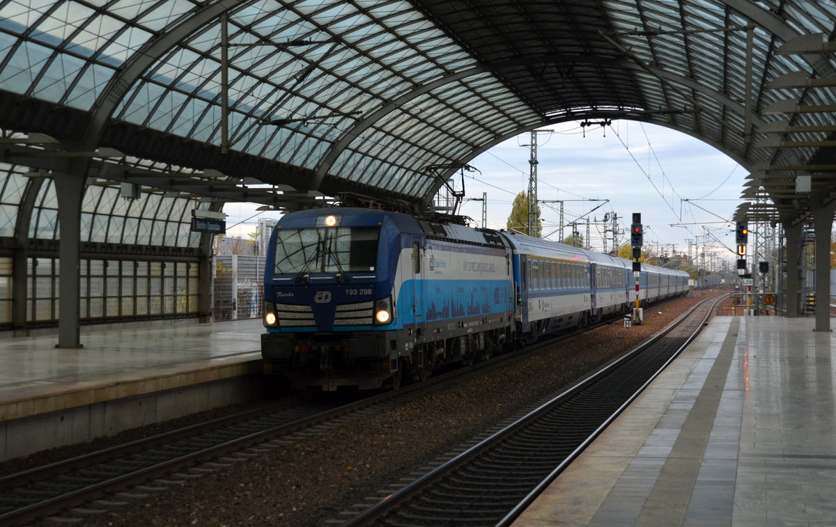 193 298 erreicht mit dem EC 179 aus Hamburg kommend am 20.10.18 den Bahnhof Berlin-Spandau. Nach einem kurzen Aufenthalt setzte der Vectron seine Fahrt Richtung Prag fort.