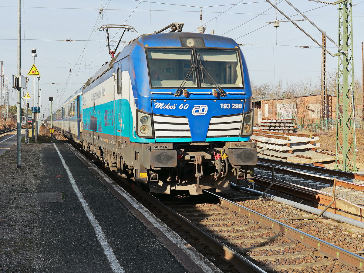 193 298 (NVR-Nummer: 91 80 6193 298-7 D-ELOC) Vectron mit einem Eurocity EC in Richtung Prag durchfährt den zur Zeit eingleisigen Bahnhof Wünsdorf-Waldstadt am 13. Februar 2022. 