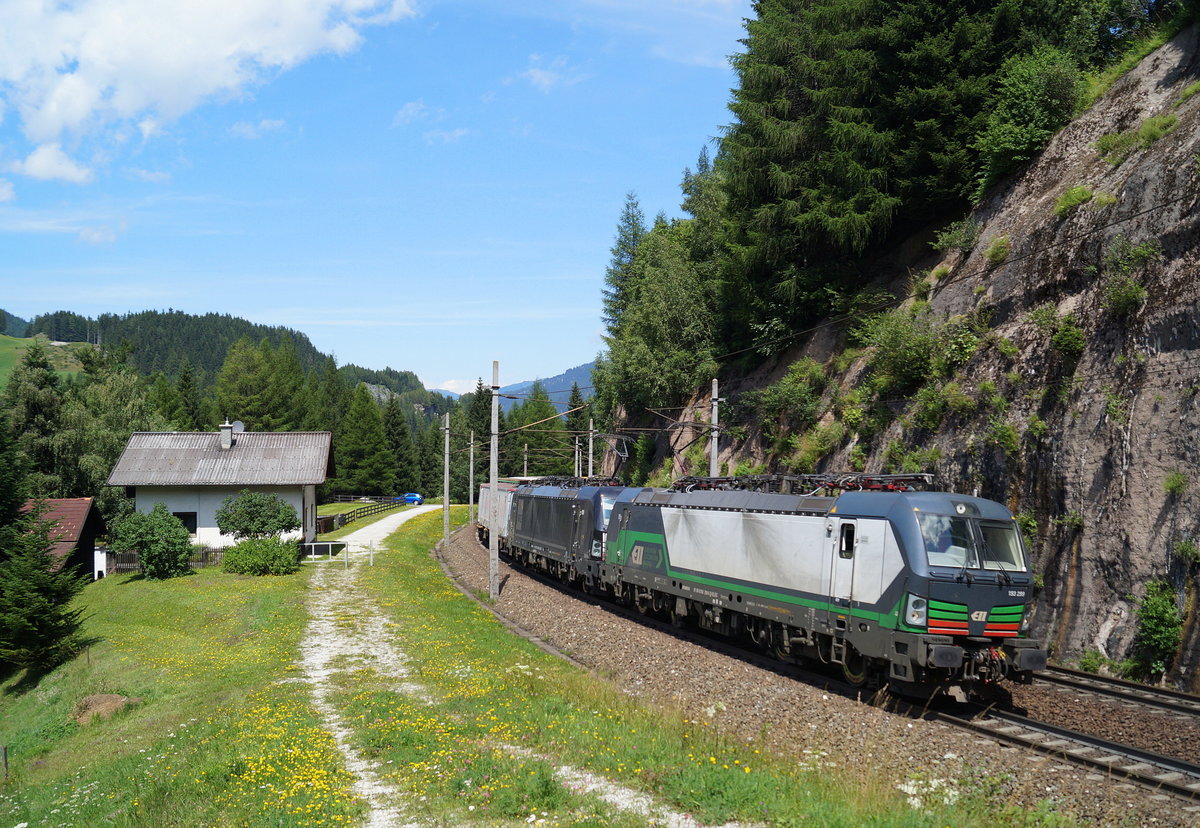193 299 + 193 660 mit einem KLV nach Verona am 01.08.2019 bei Gries am Brenner.