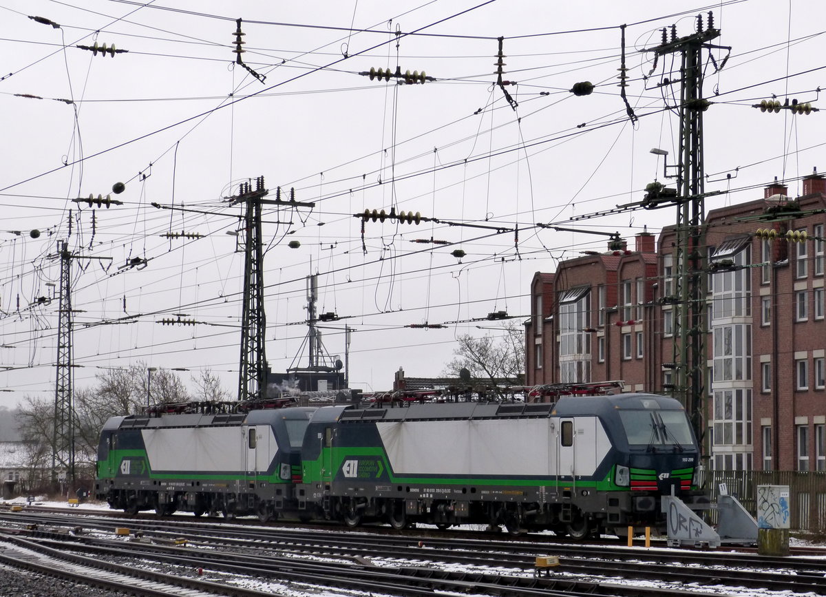 193 299 und 193 280 beide von EEL stehen im Aachener-HBF abgestellt. 
Aufgenommen vom Bahnsteig 2 vom Aachen-Hbf.
Bei Regenwetter am Nasskalten Vormittag vom 10.2.2018.