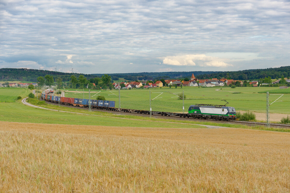 193 299 ELL/LTE mit einem Containerzug bei Oberdachstetten Richtung Würzburg, 17.07.2020