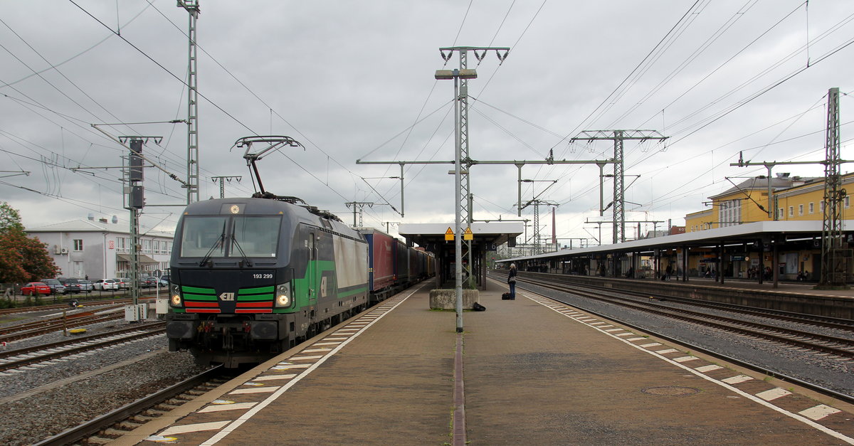 193 299 vo EEL kommt mit einem LKW-Aufliegerzug aus Italien nach Norddeutschland und fährt durch Fulda in Richtung Norden.
Aufgenommen vom Bahnsteig  7 in Fulda.
Bei Sonne und Wolken vom 22.5.2019.