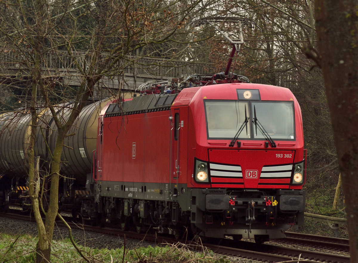 193 302, Simens Vectron mit einem Kesselwagenzug auf dem Weg in Richtung Aachen am 6.2.2018 bei Übach- Palenberg, KBS 485 . Mut zur Lücke beim fotogrfieren. 