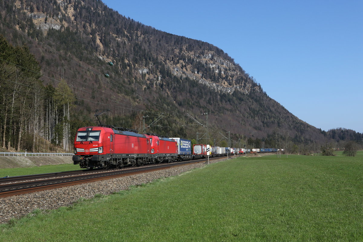 193 304 & 193 354 mit einem  KLV  aus München kommend am 21. April 2021 bei Niederaudorf im Inntal.