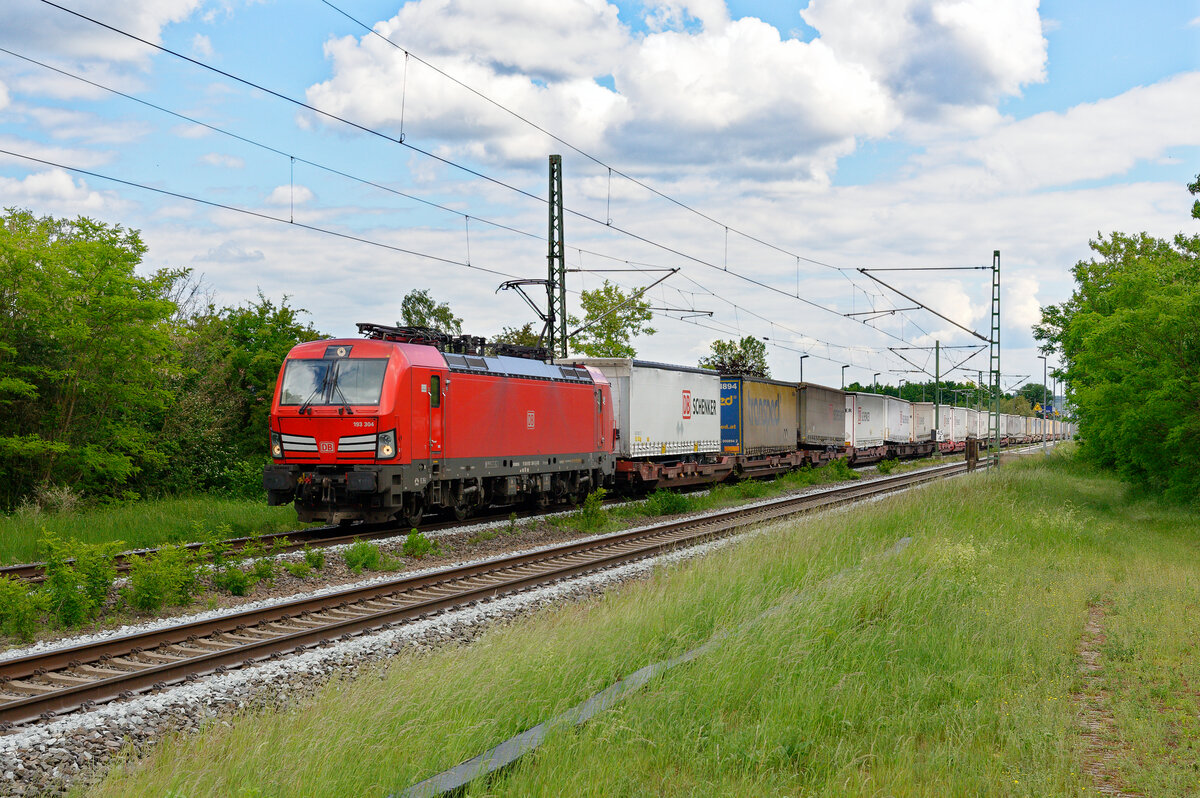 193 304 mit einem Schenkler-KLV Zug bei Eggolsheim Richtung Bamberg, 29.05.2020