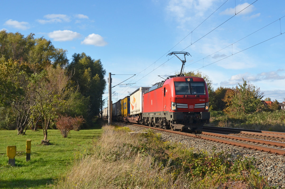 193 305 führte am 04.10.20 einen Schenker-KLV durch Greppin Richtung Bitterfeld.