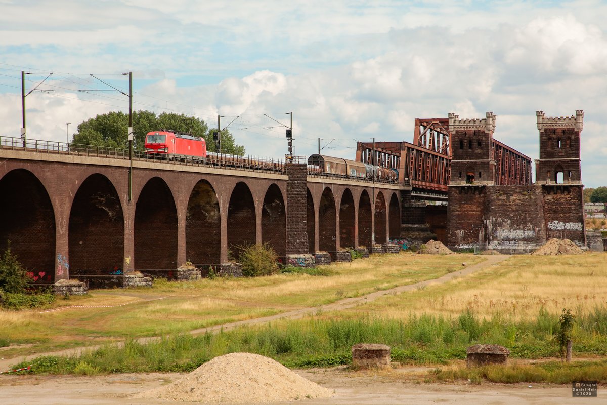 193 306 DB Vectron in Duisburg Rheinhausen, August 2020.