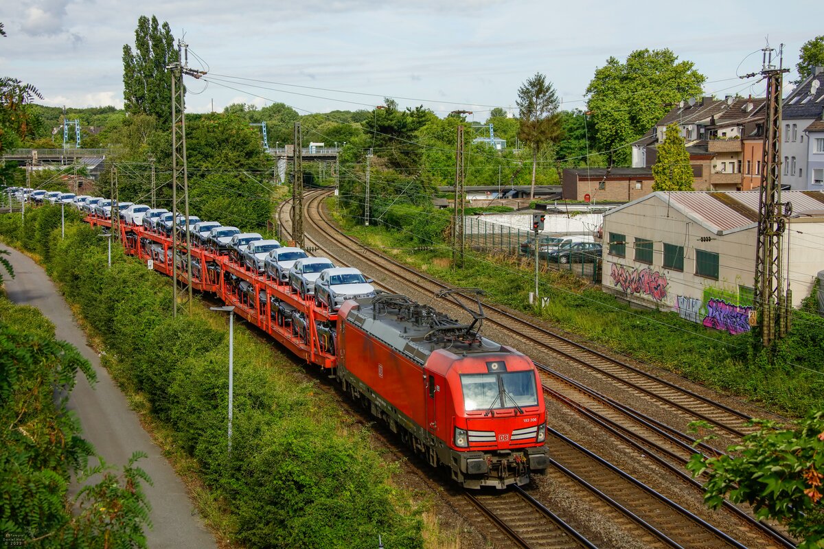 193 306 DB Vectron mit Autotransportzug in Oberhausen Osterfeld, Juli 2022.
