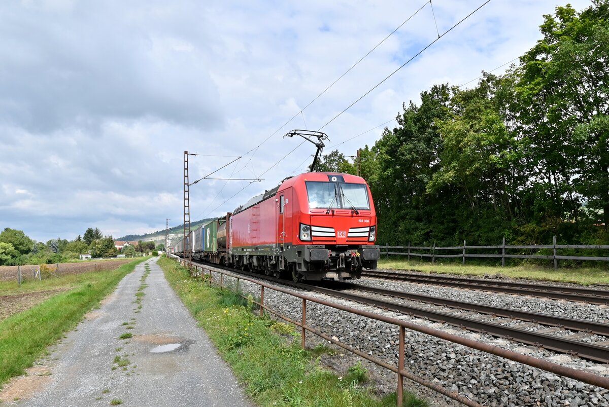 193 306 mit einem Mischer gen Veitshöchheim am 31.8.2021 in Thüngerheim