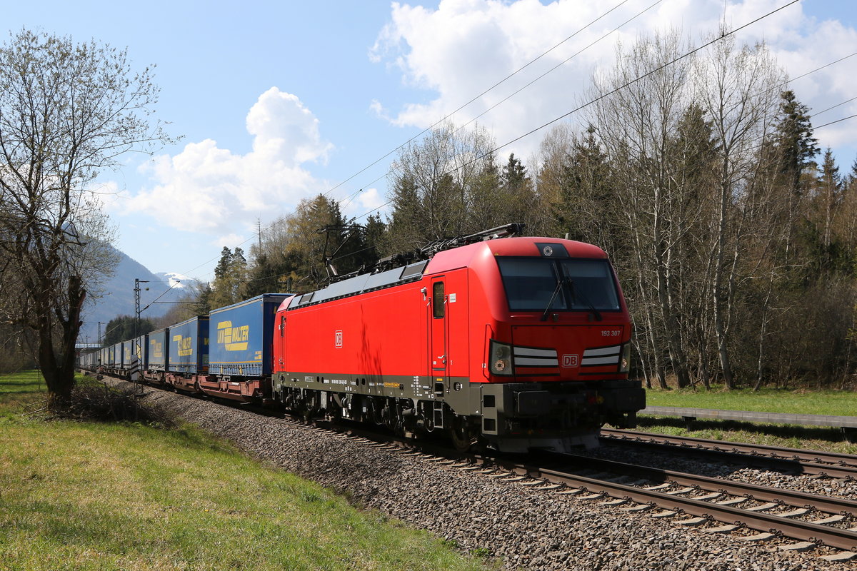 193 307 mit dem  WALTER-Zug  aus Kufstein kommend am 21. April 2021 bei Brannenburg im Inntal.
