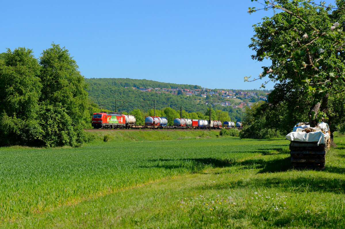 193 309  Das ist grün  mit einem KLV-Zug bei Wernfeld Richtung Gemünden, 07.05.2020
