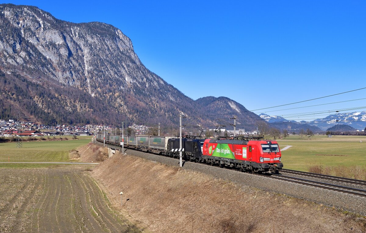 193 310 + 189 932 mit einem KLV am 14.02.2023 bei Kirchbichl.