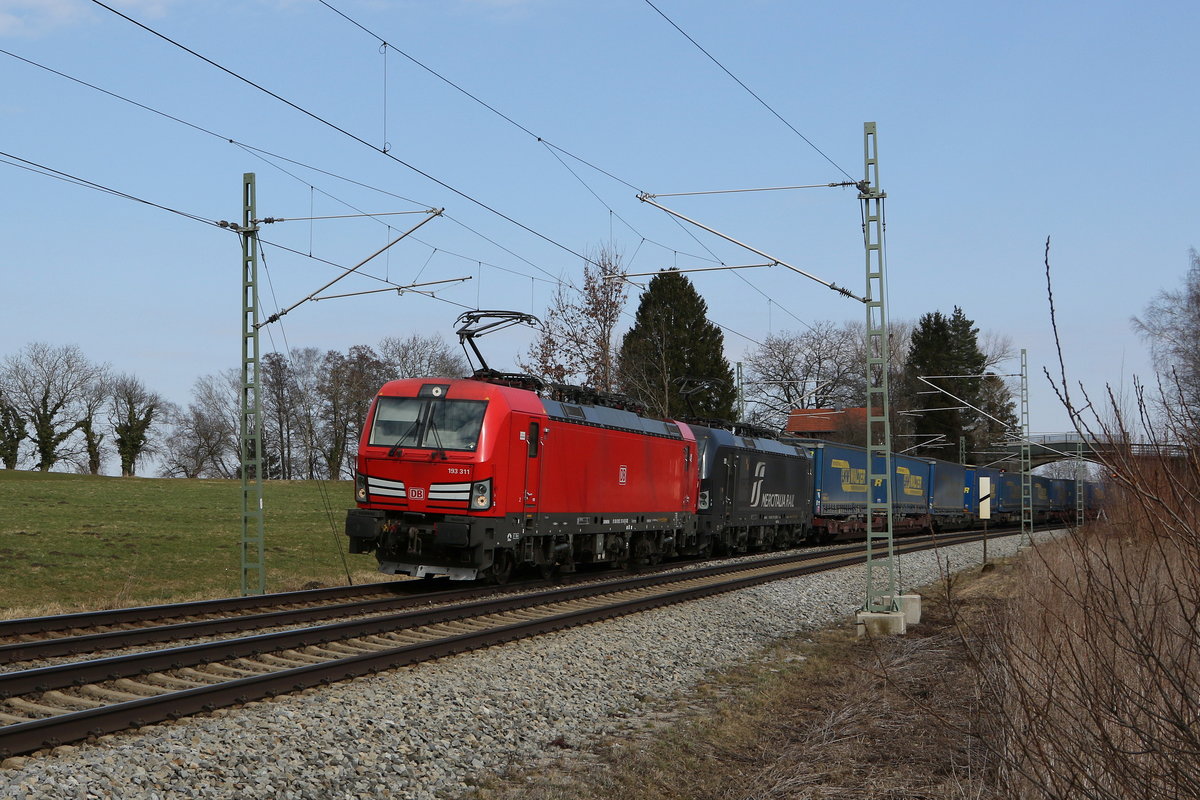 193 311 und 193 707 auf dem Weg nach München am 7. März 2021 bei Übersee am Chiemsee.