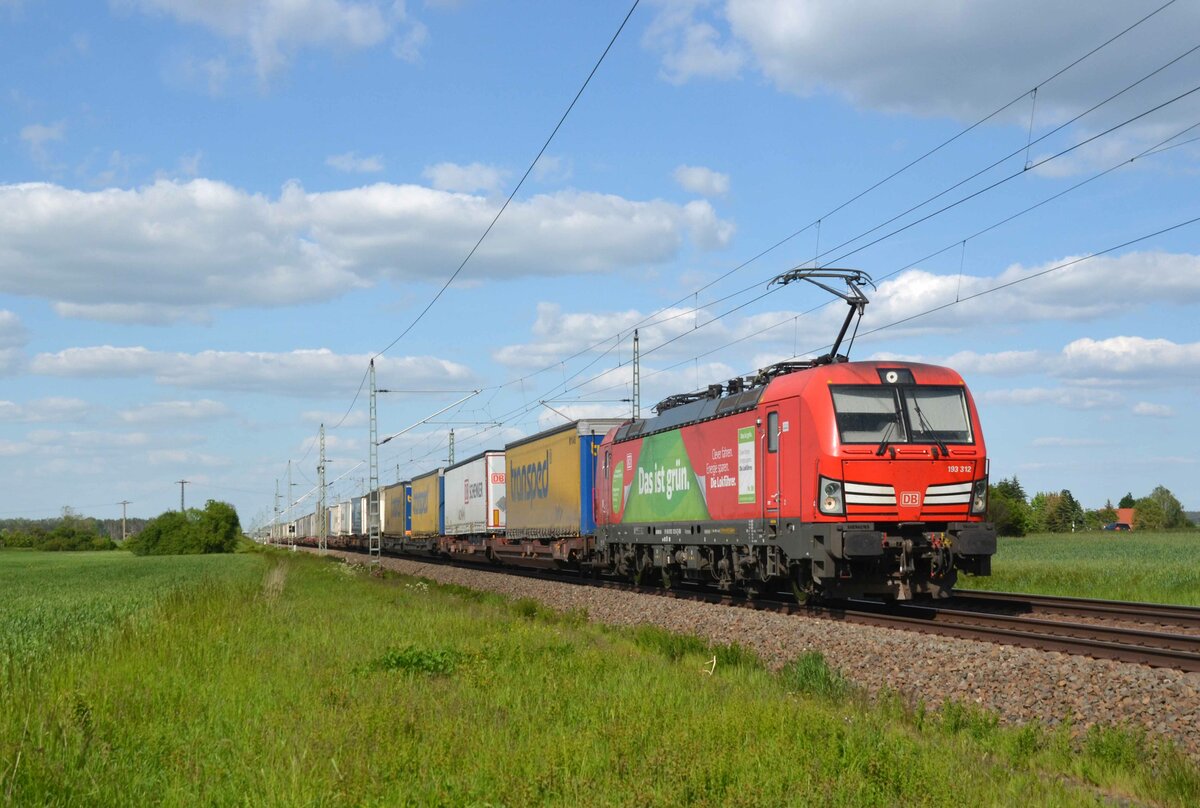 193 312 führte am 30.5.21 einen Schenker-KLV durch Gräfenhainichen Richtung Bitterfeld.