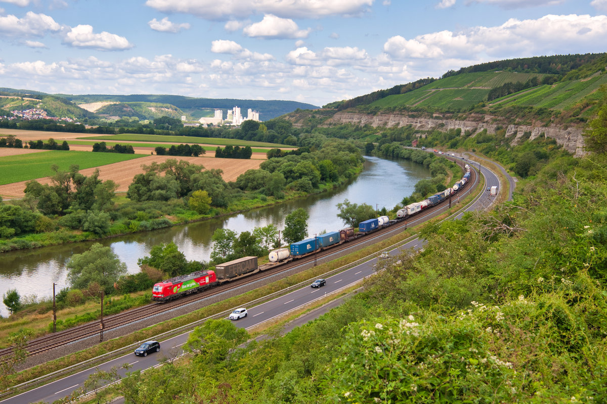 193 312 mit einem KLV-Zug bei Himmelstadt Richtung Würzburg, 01.08.2019