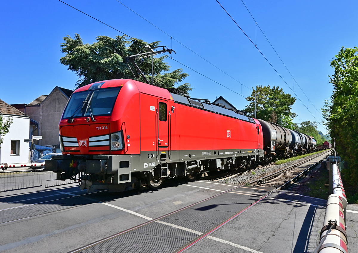 193 314 DB mit gem. Güterzug an einem Bü in Bn-Beuel - 05.08.2020