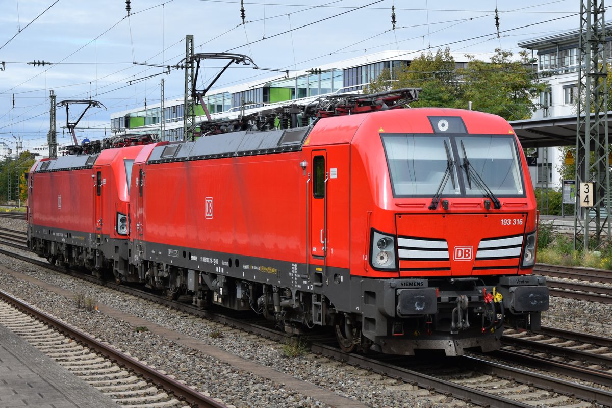 193 316 zusammen mit 193 317 unterwegs in München Heimeranplatz am 08.10.2019.