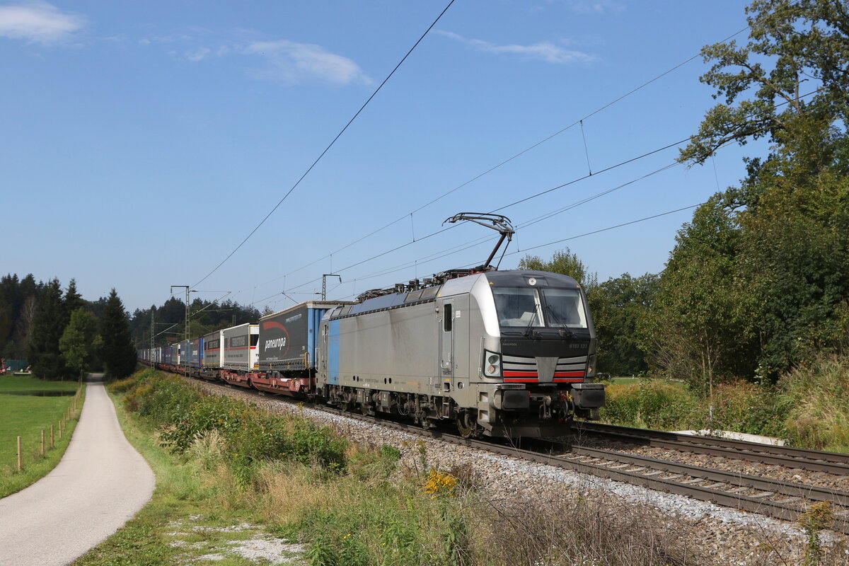193 317 war mit einem  KLV  am 19. September 2024 bei Hufschlag in Richtung Freilassing unterwegs.