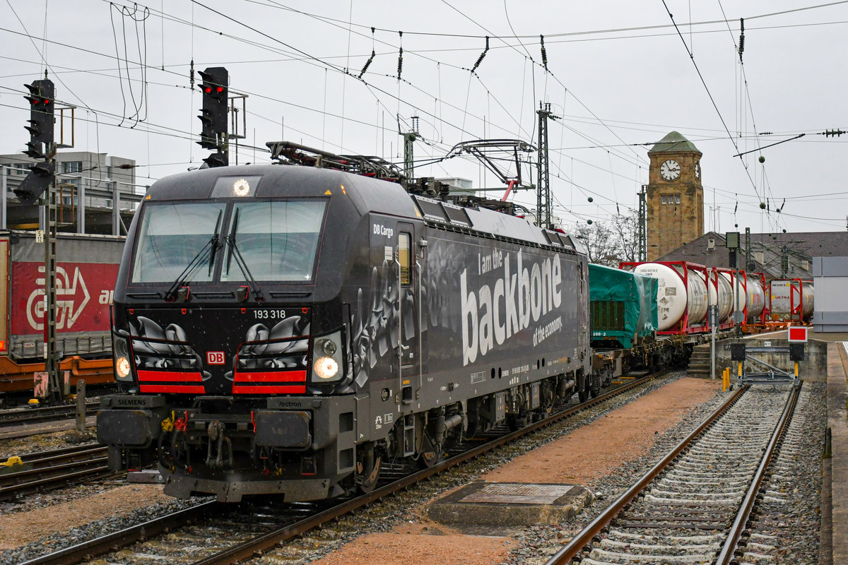193 318  backbone  bei der Durchfahrt in Basel Badischer Bahnhof auf dem Weg Richtung Basel RB (Muttenz) bei Regenwetter am 22.01.2021.