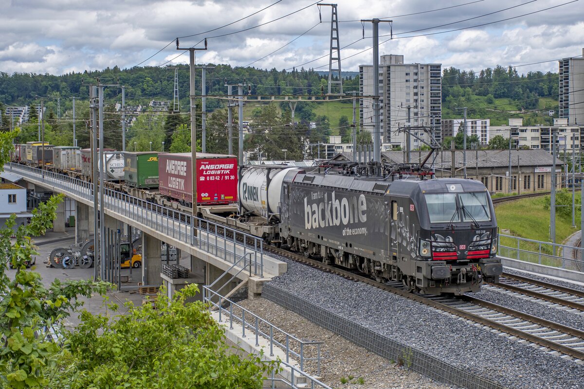 193 318  backbone  ist mit Zug 42027 in den Süden unterwegs. Aufgenommen in Brugg AG (CH) am 24.05.2022. 