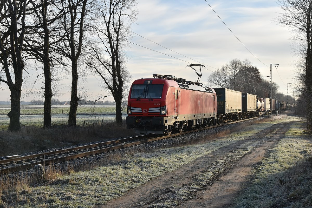 193 321 kommt am Morgen des 19 Januar 2019 mit einem Containerzug gen Venlo hier bei Boisheim vors Objektiv gefahren.