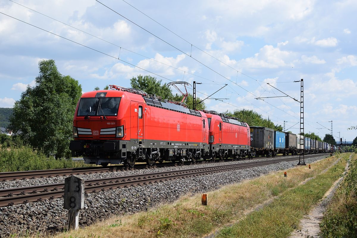 193 321 zieht am 26. Juli 2018 bei Thüngersheim eine kalte Schwester samt einem Containerzug Richtung Gemünden.