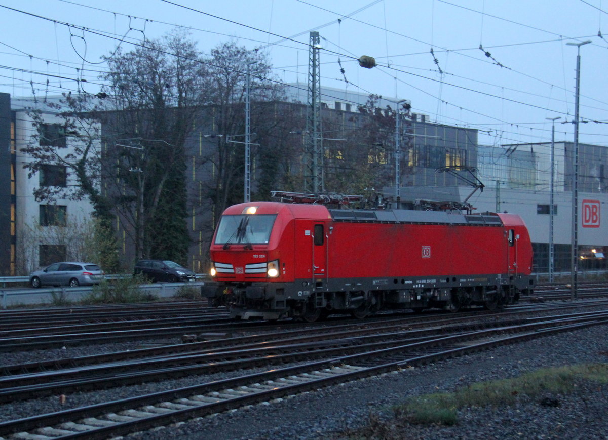 193 324 DB rangiert in Aachen-West. Aufgenommen vom Bahnsteig in Aachen-West. In der Abendstimmung vom Abend am 19.12.2018.