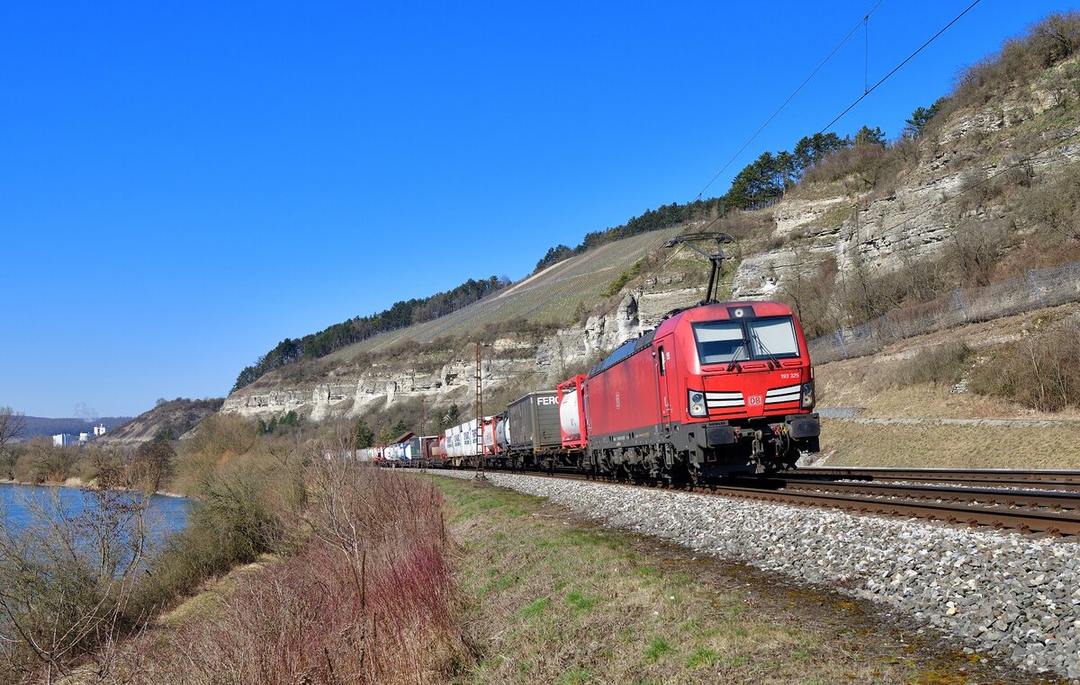 193 325 mit einem KLV am 08.03.2022 bei Himmelstadt.