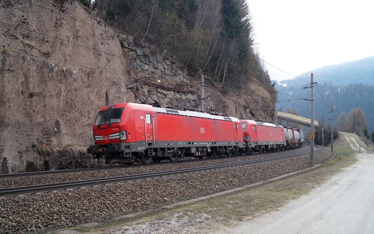 193 326 und ein weiterer DB-Vectron bringen einen aus Italien kommenden Güterzug bei Gries am Brenner Richtung Innsbruck, 13.04.2019.