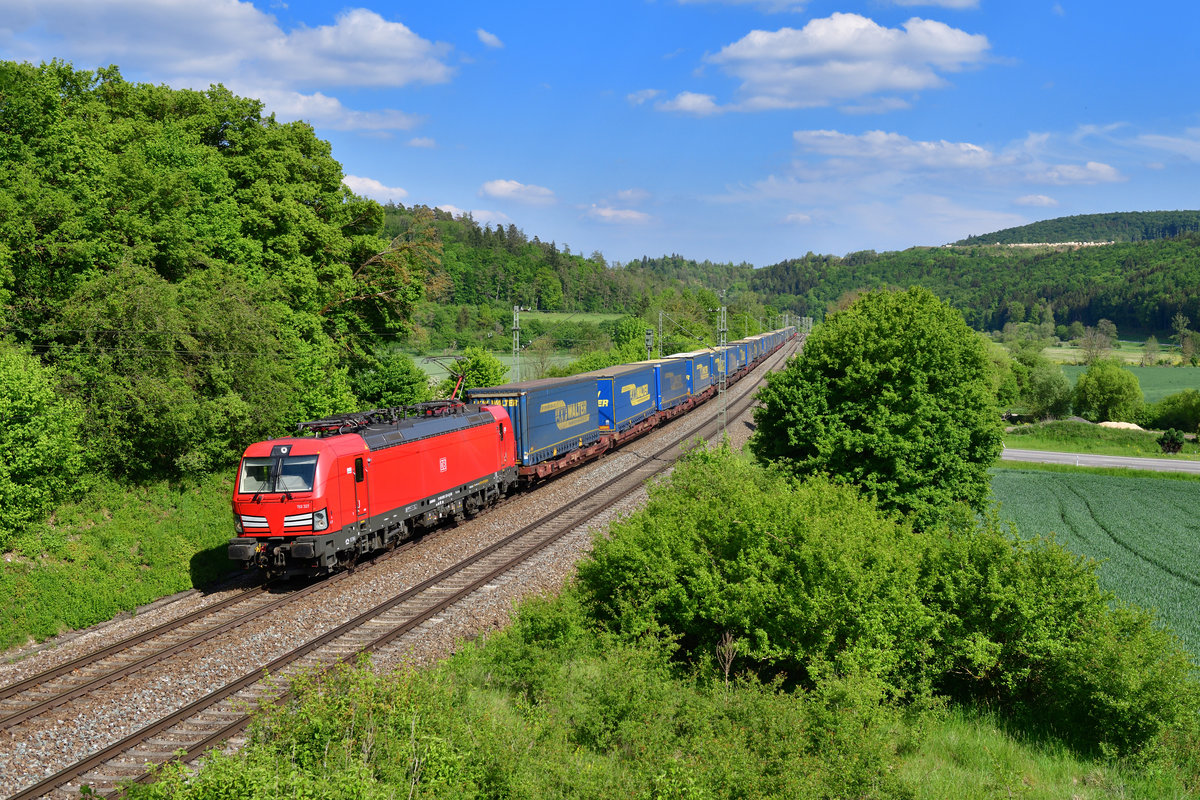 193 327 mit einem KLV am 16.05.2020 bei Dietfurt.