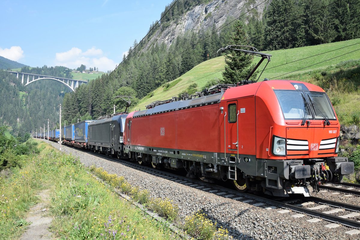 193 327 zusammen mit 193 706 auf Bergfahrt bei St. Jodok am Brenner am 25.07.2019.