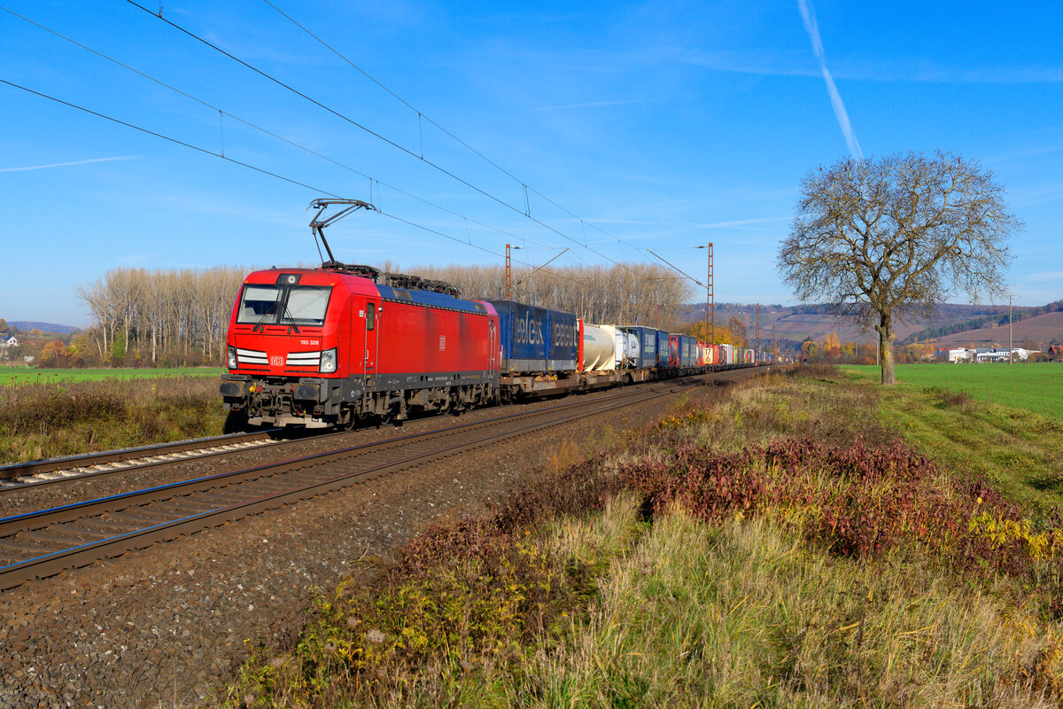 193 328 DB Cargo mit einem KLV-Zug bei Retzbach-Zellingen Richtung Würzburg, 18.11.2020