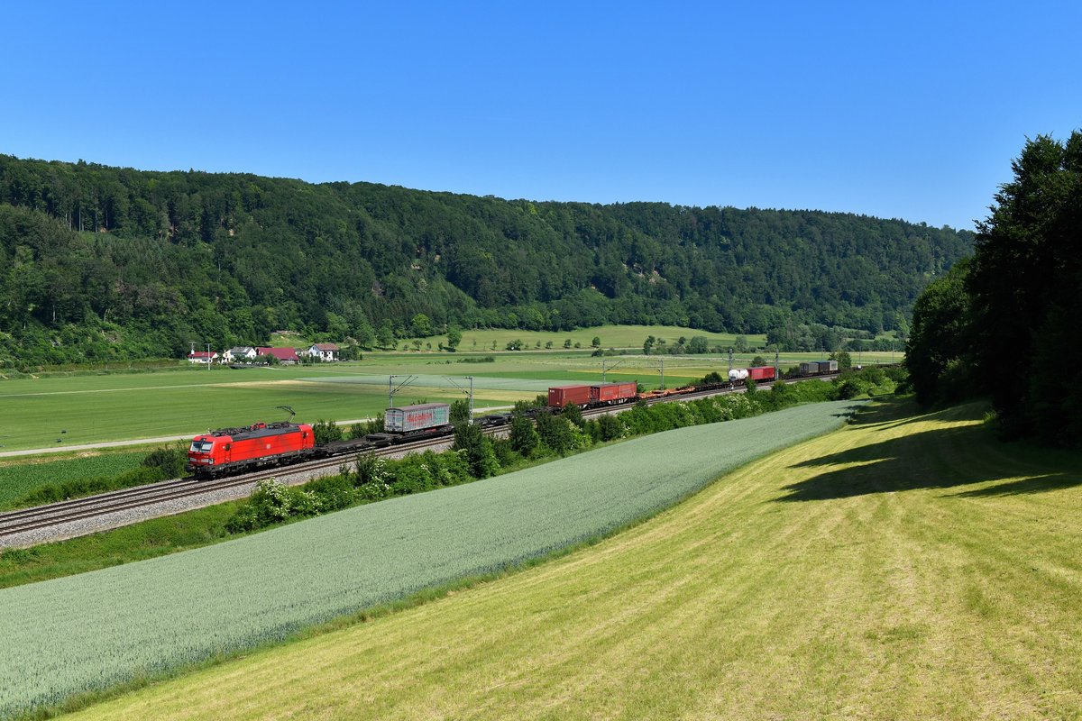 193 329 mit einem KLV am 18.06.2019 bei Breitenfurt. 