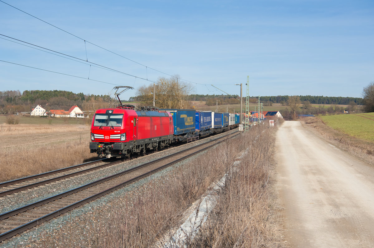 193 329 mit einem KLV-Zug bei Oberhessbach Richtung Ansbach, 23.02.2019