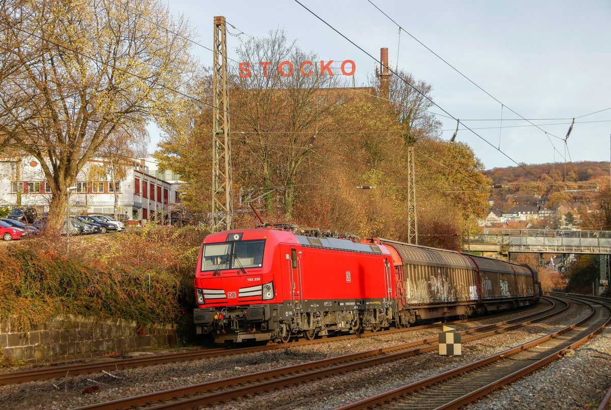193 330 DB mit G�terzug in Wuppertal, November2018.