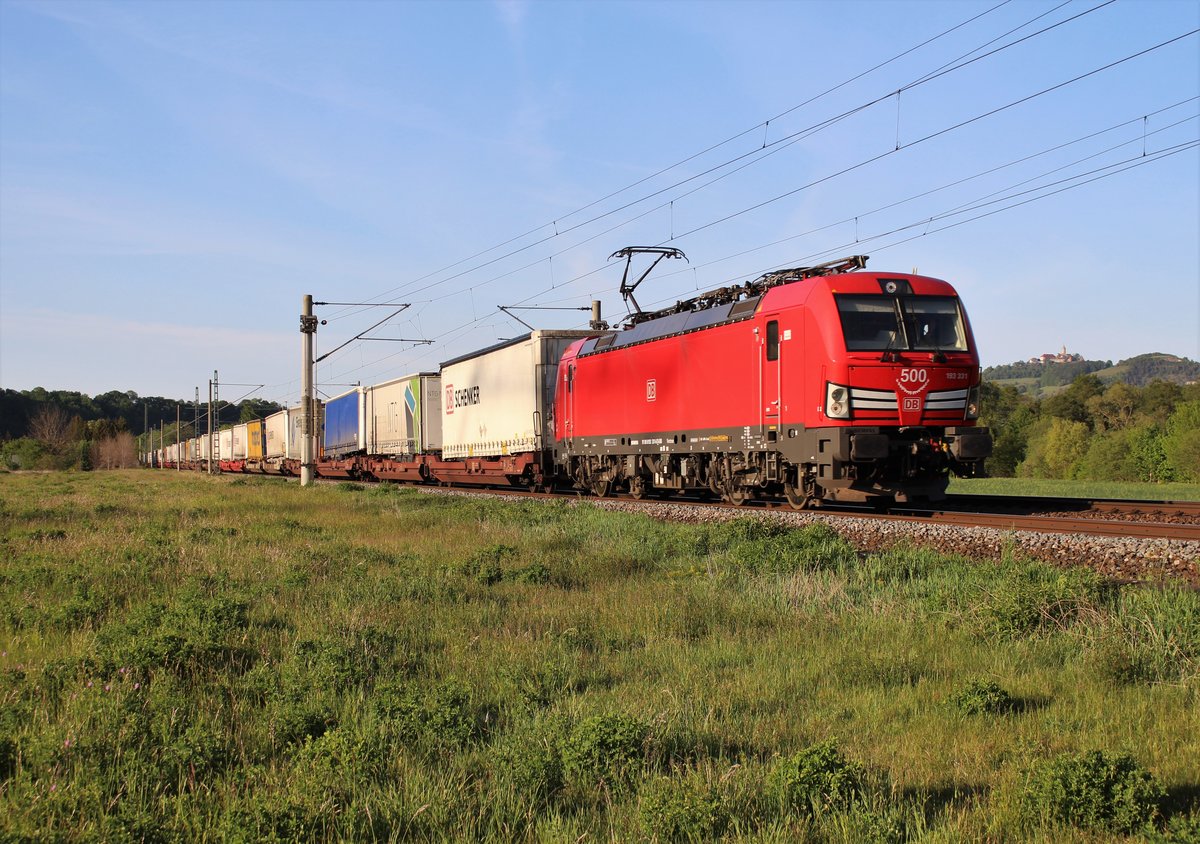 193 331 (die 500.) ist am 17.05.20 mit dem Schenker KLV bei Großeutersdorf zu sehen.