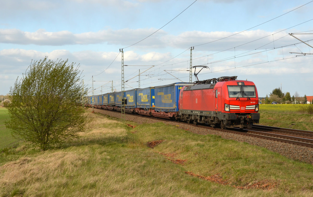 193 333 beförderte am 13.04.20 einen KLV-Zug der Spedition LKW-Walther durch Gräfenhainichen Richtung Bitterfeld.