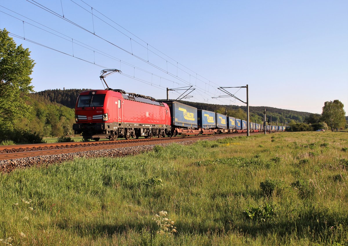 193 336 zu sehen am 17.05.20 mit dem LKW Walter KLV bei Großeutersdorf.